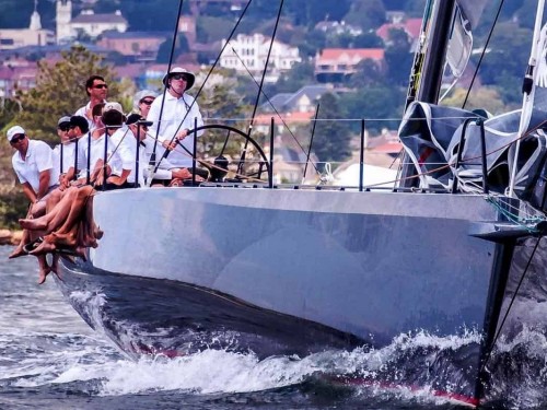 Barca di regata in competizione con il suo equipaggio