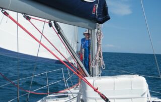 Skipper a prua di una barca a vela in navigazione